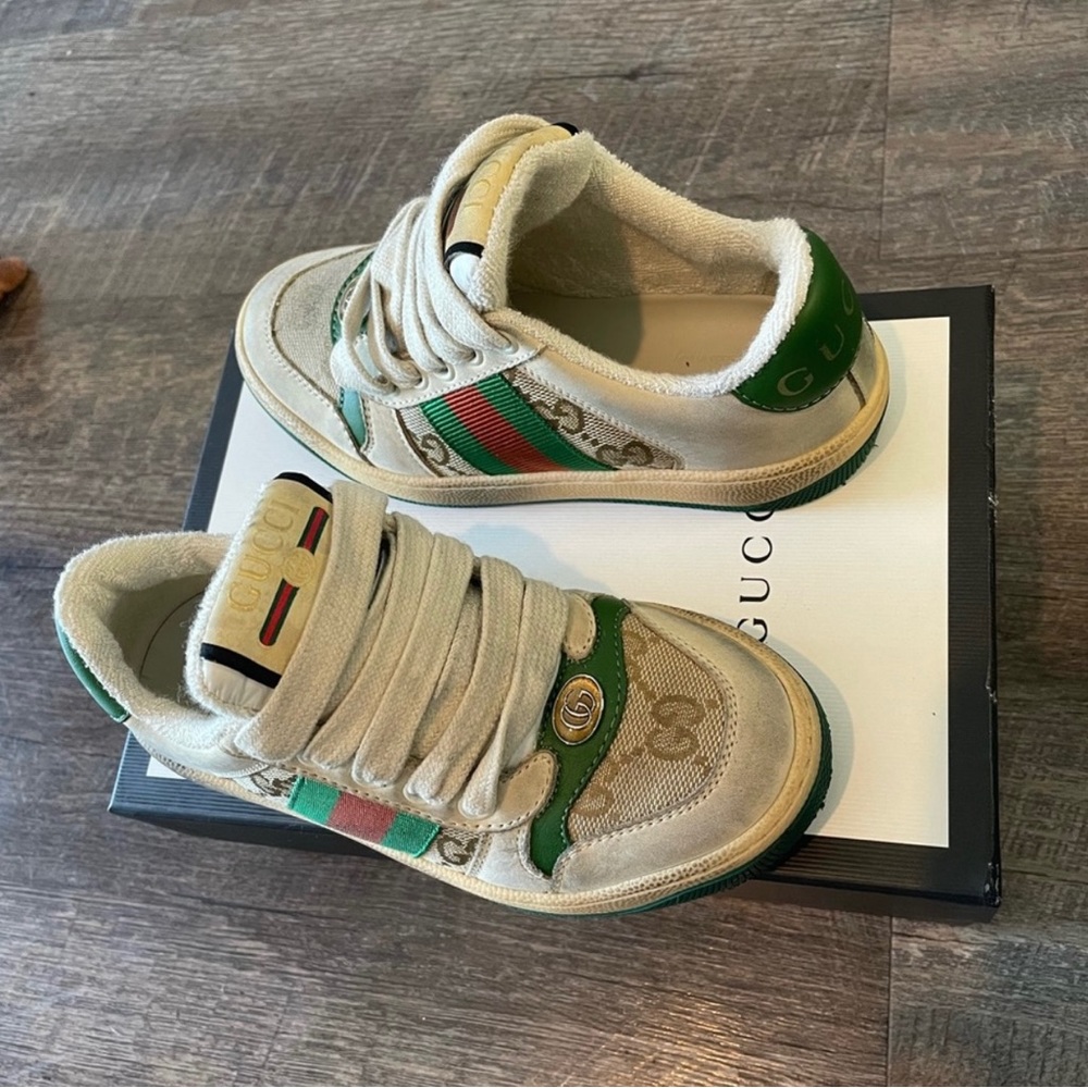 Distressed Gucci shoe. Size 28